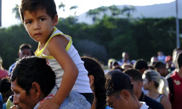 Decenas de miles cruzan frontera entre Colombia y Venezuela