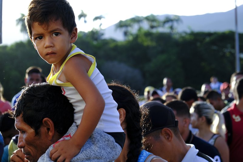 Decenas de miles cruzan frontera entre Colombia y Venezuela