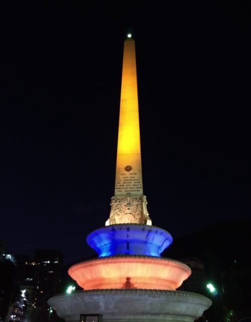 El obelisco de Altamira se iluminó nuevamente de naranja para exigir el cese de la violencia de género