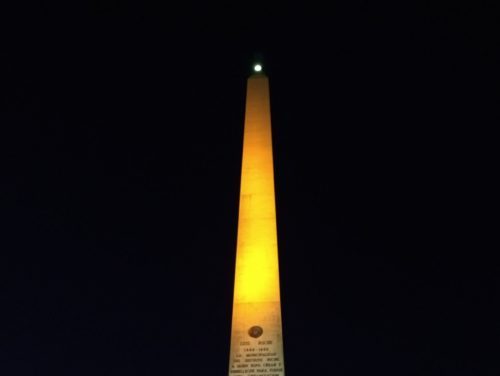 El obelisco de Altamira se iluminó nuevamente de naranja para exigir el cese de la violencia de género