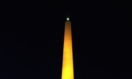 El obelisco de Altamira se iluminó nuevamente de naranja para exigir el cese de la violencia de género