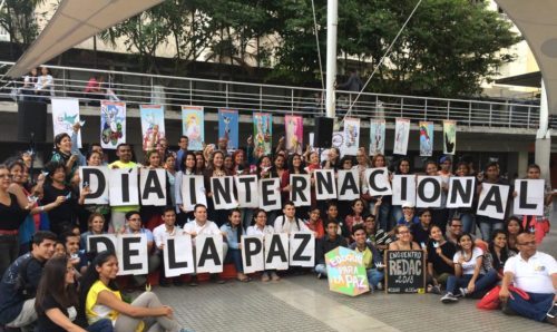 La plaza Los Palos Grandes se llenó de grullas por la paz