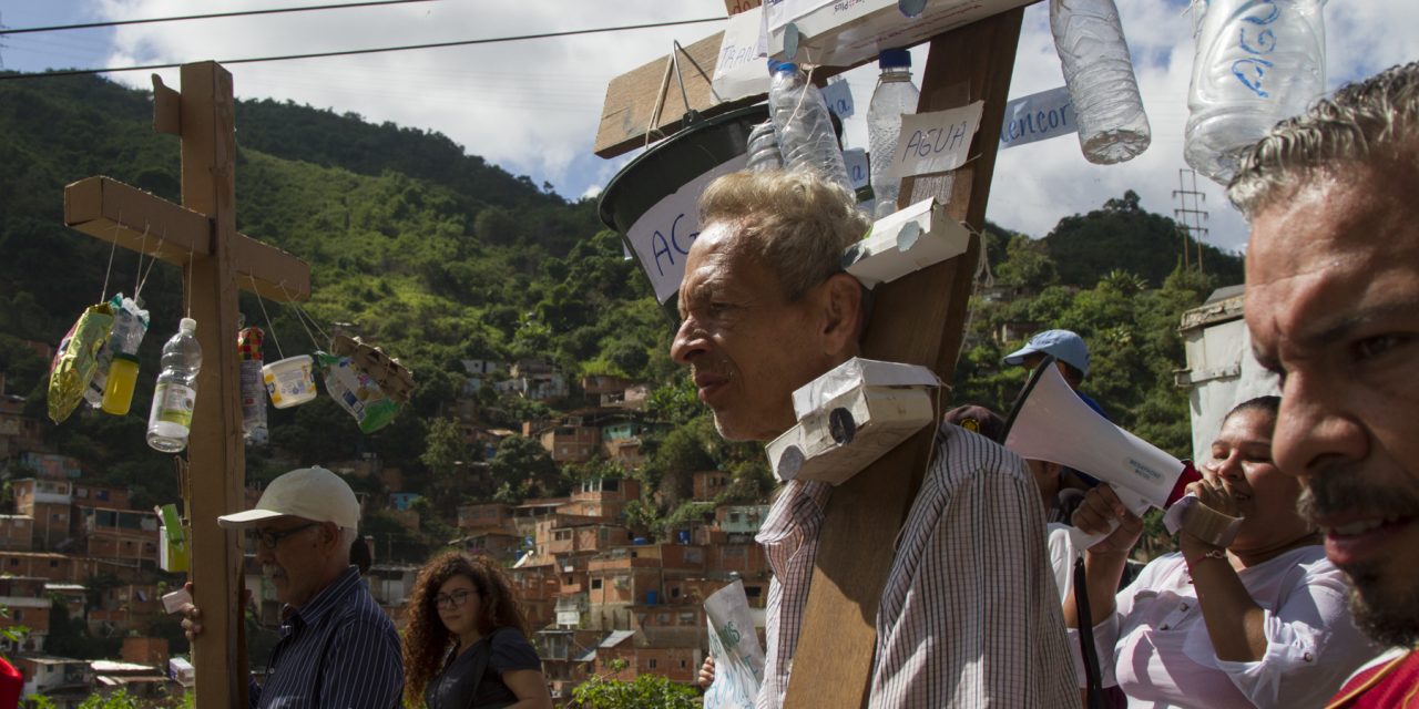 Procesión de las cruces recorrió parroquia La Vega en protesta pacífica ante la Emergencia Humanitaria que vive el país