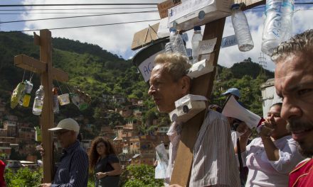 Procesión de las cruces recorrió parroquia La Vega en protesta pacífica ante la Emergencia Humanitaria que vive el país