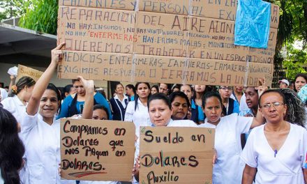 Trabajadores de la salud aspiran ganar el equivalente a 100 dólares
