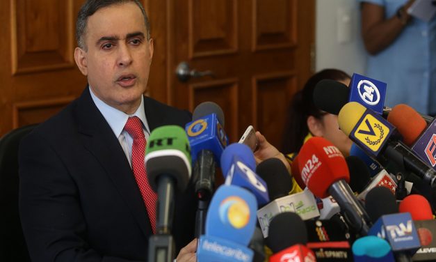 Más de 100 ONG solicitan al Defensor del Pueblo su renuncia