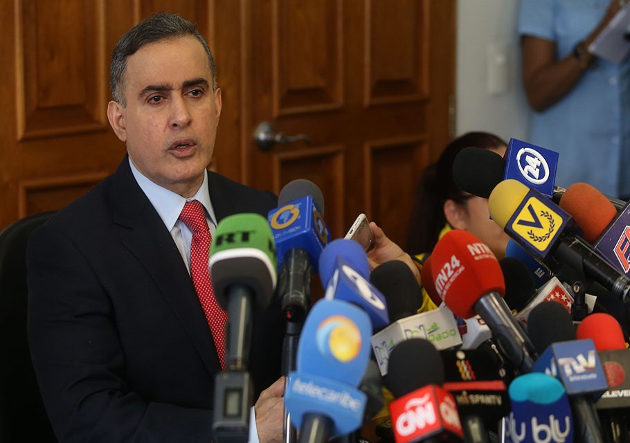 Más de 100 ONG solicitan al Defensor del Pueblo su renuncia