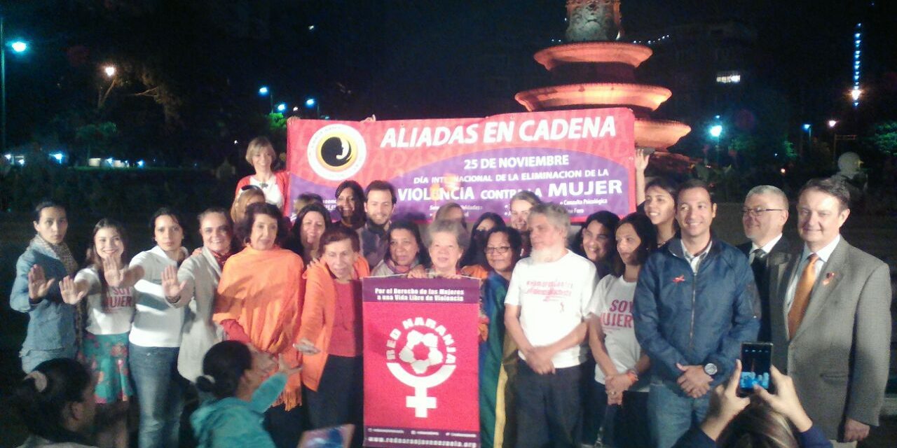 El Obelisco de la Plaza Francia de Altamira se iluminó de Naranja