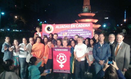 El Obelisco de la Plaza Francia de Altamira se iluminó de Naranja